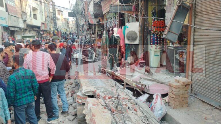 सैदा गेट में अभी अभी हादसा, लोगों की आवाजाई दौरान निर्माणाधीन इमारत की दीवारें गिरी, पढ़े पूरी खबर