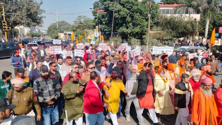 बांग्लादेश में हिंदुओं के कत्लेआम खिलाफ जालंधर में प्रोटेस्ट, कट्टरपंथ के खात्मे की मांग