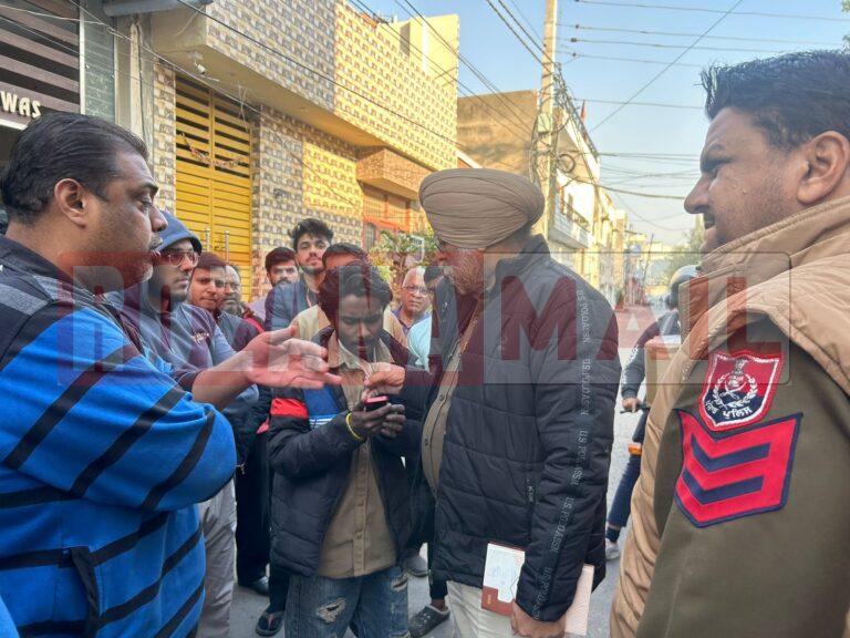 चोर चाबी से यह काम करता पकड़ा युवक, पुलिस भी पहुंची