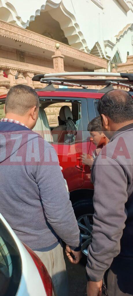 श्री देवी तालाब मंदिर में माथा टेकने आए श्रद्धालुओं की गाड़ी का शीशा तोड़ा, लोगों ने बैग निकाल कर भाग रहा बच्चा पकड़ा, पढ़ें