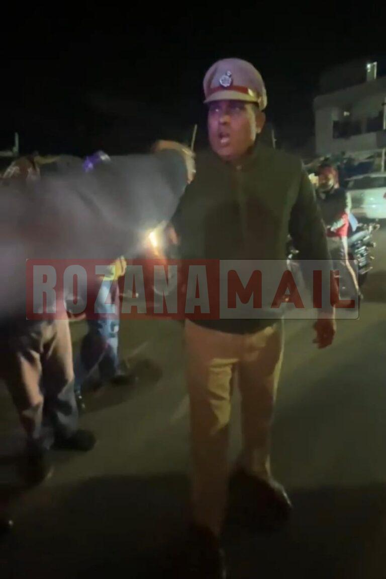 लोगों की भीड़ में चौकी इंचार्ज विक्टर मसीह को रेहड़ी वालों से पैसे लेने वाला बताया, बेइज्जत किया, पैसे लेकर स्मगलिंग करवाने के भी आरोप, सोनू स्मगलर और बेटा गिरफ्तार, देखें तस्वीरें