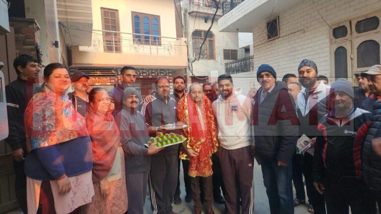 वार्ड नंबर 25 में कांग्रेसी उम्मीदवार उमा बेरी को लोगों का भरपूर समर्थन