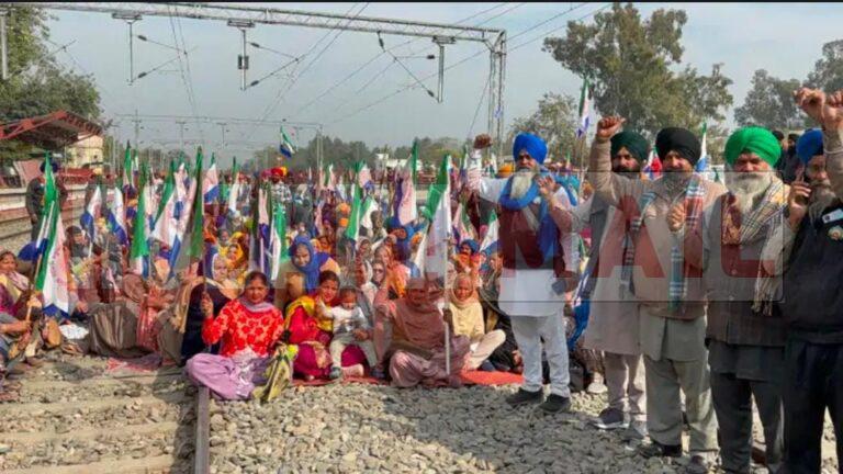 जालंधर समेत 48 जगहों पर किसानों ने रेल पटरियां ब्लॉक की, ट्रेनें रोकी, पढ़ें