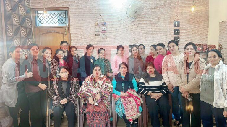 वार्ड नंबर 25 में कांग्रेस पार्टी की उम्मीदवार उमा बेरी को महिलाओं का समर्थन