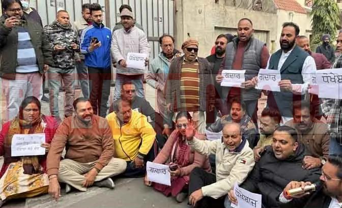 आप में शामिल हुई पूर्व कांग्रेस पार्षद वासन के घर दरियां लेकर पहुंचे कांग्रेसी: गद्दार और धोखेबाज का दिया टैग, पुलिस के साथ भी बहस