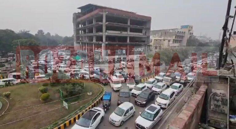 सड़कों पर निकलने से पहले देखें शहर का हाल, हर तरफ लगा जाम, देखें तस्वीरें