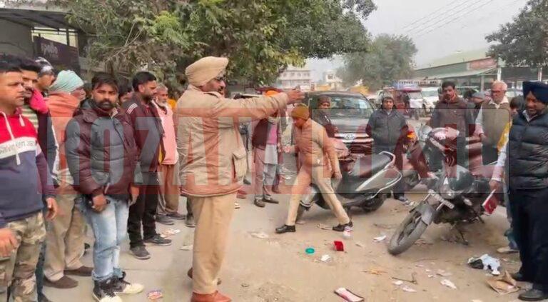 पहले HMV कॉलेज के पास पंप के कर्मचारी पर गोली चलाई: भागा तो बाइक पर पीछा करते दाना मंडी में दो फायर मार कैश वाला बैग लूटा, देखे लाइव तस्वीरें सिर्फ रोजाना मेल पर