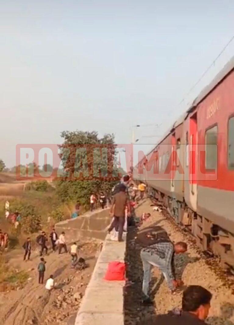 पुष्पक एक्सप्रेस में आग लगने की सूचना के बाद यात्री दूसरे ट्रैक की तरफ कूदे, उसी ट्रैक पर दौड़ती आई ट्रेन ने यात्रियों को कुचला, 10 से ज्यादा लोग कट मरे, 50 लोगों घायल