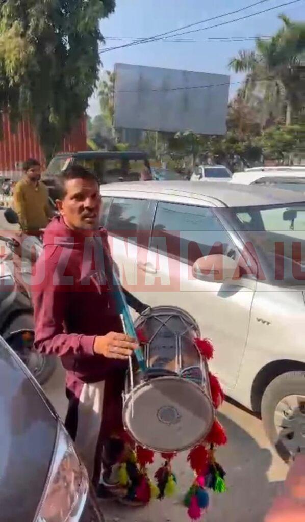 बैंक के बाहर बज गए ढोल: लोगों की प्रॉपर्टी नीलाम करने वाला जालंधर का यह बैंक होने जा रहा नीलाम, खाता धारक के लाखों रुपए बिना इजाजत किसी अन्य विभाग को ट्रांसफर किए थे, पढ़ें