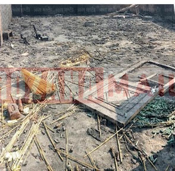 तरनतारन में घर में चल रही अवैध पटाखों की फैक्ट्री में जोरदार धमाका: पटाखे पैक कर रही महिला की मौत, बाहर गली में खेल रहा बच्चा भी गंभीर घायल