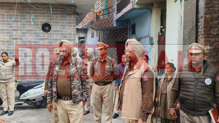 काजी मंडी को तड़कसार पुलिस फोर्स ने घेरा: इधर उधर भागने लगे संदिग्ध, कई काबू, घरों के अंदर जाकर ली तलाशी, पढ़ें