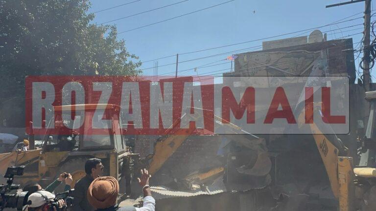 नशा तस्करी के आधा दर्जन केसों में शामिल आरोपी के घर चला बुलडोजर: तस्कर खुद फरार चल रहा, देखें वीडियो