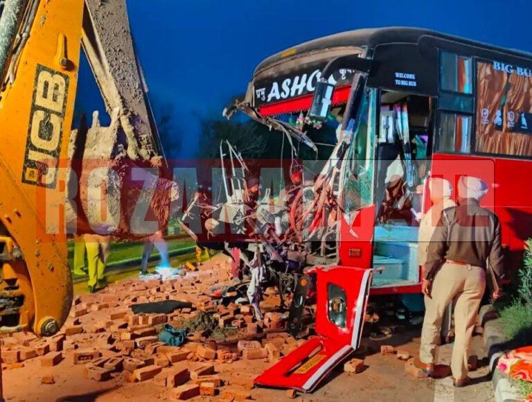 जालंधर में सुबह सुबह हादसा: टूरिस्ट ले जा रही बस ईंटों से लदी ट्राली से टकराई, दो लोगों की मौत, 13 लोग घायल, पढ़े
