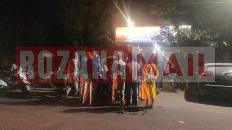 थाना एक के बाहर निहंग सिंहों का धरना: निहंग सिंह का मोबाइल छीन भागे लुटेरे को पकड़ा था, लुटेरे ने दातर निकाली तो सिंह द्वारा निकाली तेग लुटेरे को लगी, पढ़ें