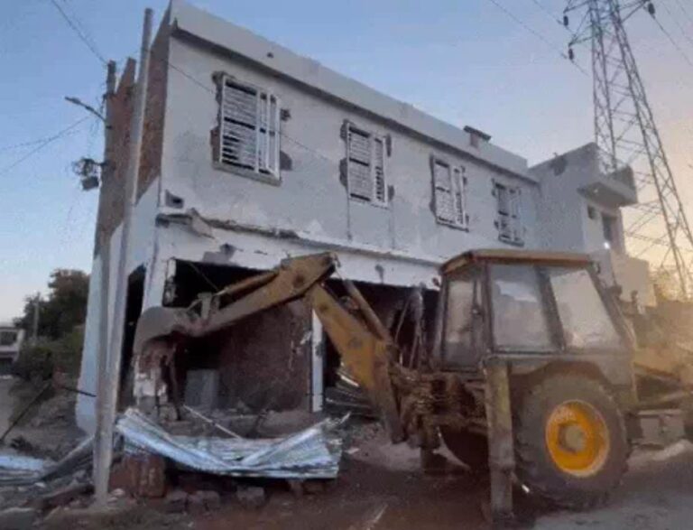 तिलक नगर में निगम ने अवैध बना कमर्शियल कॉम्प्लेक्स गिराया: देर रात कई दुकानें भी सील, मालिकों पर लीगल कारवाई की तैयारी