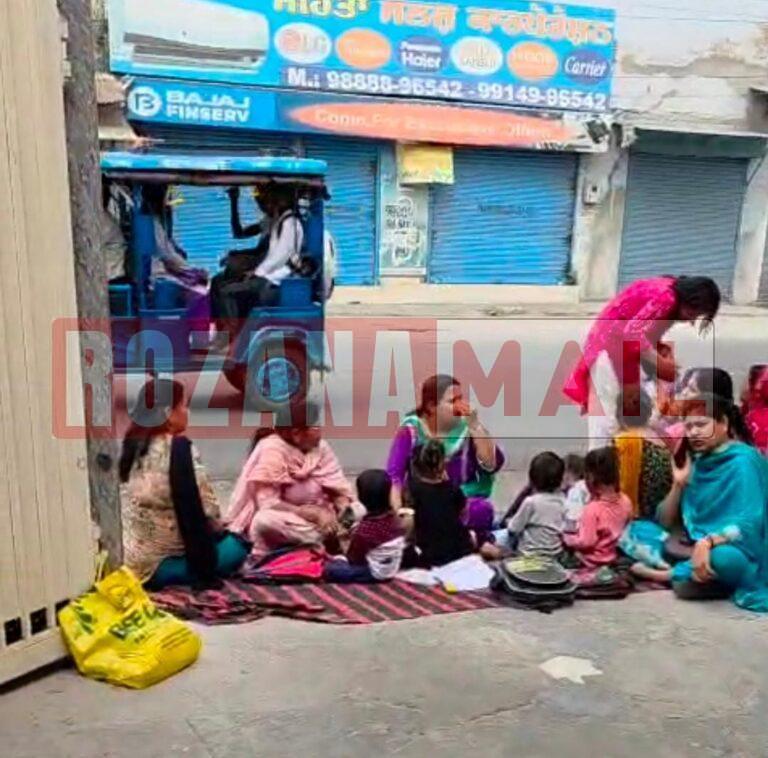 जालंधर में स्कूल के प्रिंसिपल की मनमानी: बच्चों के क्लास रुम से सामान हटा कर खुद का रखा, गुस्से में आई टीचर्स ने स्कूल के दरी पर बैठ क्लास लगी, पढ़ें