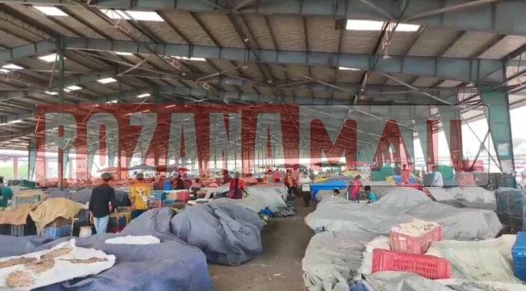 मकसूदां सब्जी मंडी के पार्किंग ठेकेदार के करिंदो ने चेयरमैन के सामने आढ़तियों को धमकाया, एसीपी और एसएचओ भी थे मौजूद, फीस को लेकर चल रहा था विवाद, आढ़ती भड़के, फड़ी वालों ने बंद किया कारोबार