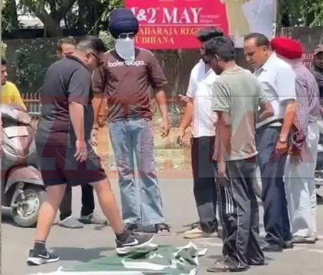लुधियाना में पाकिस्तान के विरोध बीच पाकिस्तान जिंदाबाद के लगाए नारे, सड़क पर रखे पाकिस्तान के झंडे को उठाने की कोशिश, केस दर्ज