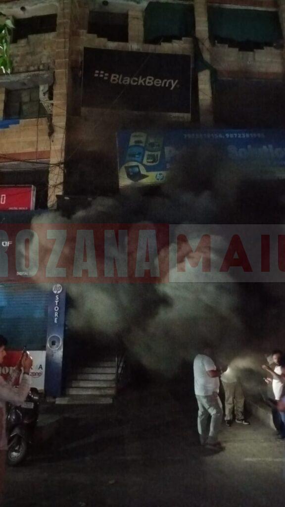 मिलाप चौक पर मोनिका टावर में लगी भयानक आग, धुएं से ढका चौक