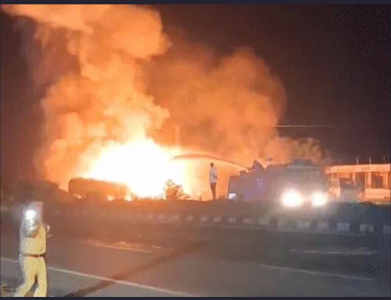 जयपुर में 300 सिलेंडर ले जा रहे ट्रक में धमाके: केमिकल टैंकर की टक्कर के बाद हुआ हादसा, पांच गाड़िया जली, एक जिंदा जला