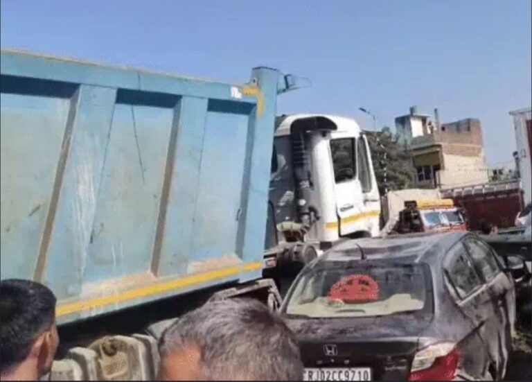 खून से सनी जयपुर की सड़क: तेज रफ्तार टिप्पर ने 17 वाहनों को जबरदस्त टक्कर मारी, पैदल जा रहे लोगों को भी रौंदा, 11 से ज्यादा लोगों की मौत, लोगों के शरीर तक कट कर अलग हुए, नशे में था ड्राइवर , देखें मौके की तस्वीरें