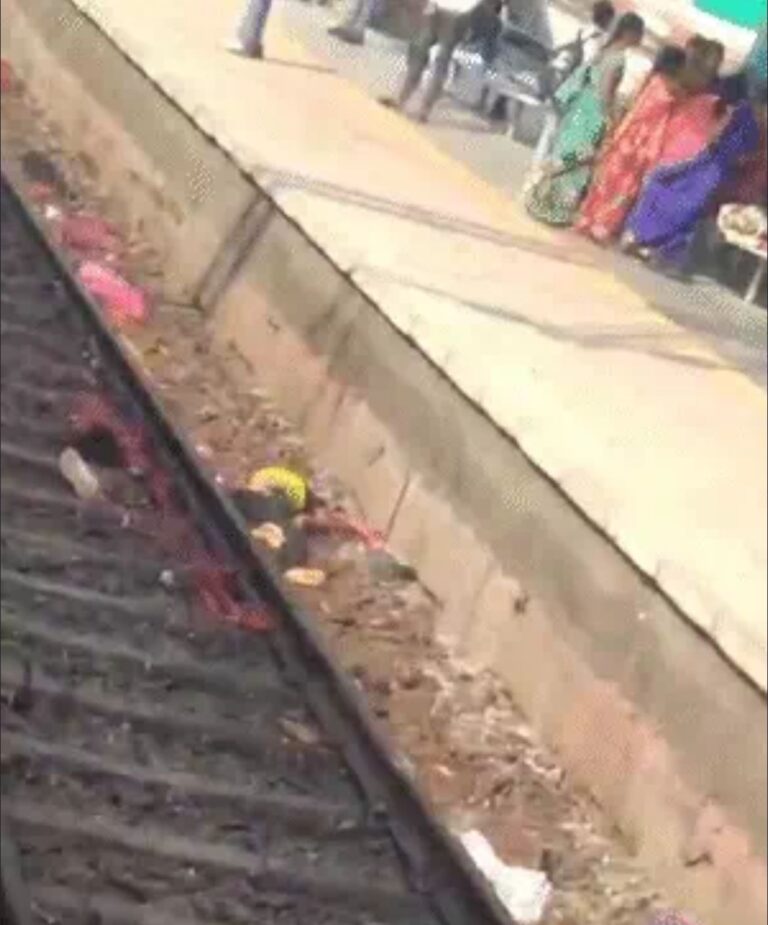 UP में खून से सना रेलवे ट्रैक: ट्रेन की चपेट में आने से 6 महिलाएं कटी, कार्तिक पूर्णिमा के कारण रेलवे स्टेशन में जुटी थी भीड़, पढ़ें