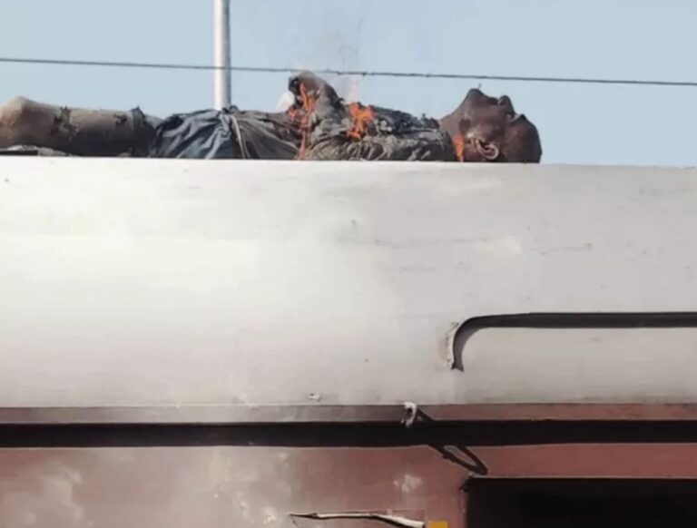 जालंधर में ट्रेन की छत पर चढ़ा व्यक्ति: हाइवोल्टेज तारों की चपेट में आया, धमाके के बाद ट्रेन पर ही चिपटा, मौत