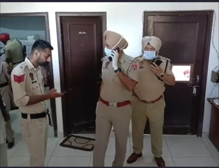 ब्लैकमेल, रेप और नामोशी के बाद पंजाब के पति पत्नी ने किया सुसाइड: पड़ोसी रेप कर रहा था, धमकाता था, दंपत्ति ने लाइव होकर आपबीती सुनाई और सल्फास निगला, दीवार पर सुसाइड नोट चिपकाया