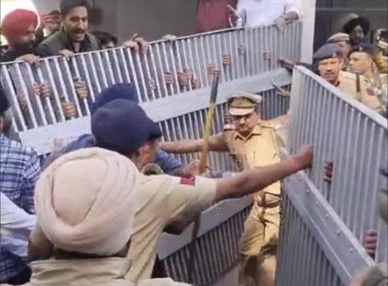 पंजाब यूनिवर्सिटी में सीनेट इलेक्शन का विरोध कर रहे प्रदर्शनकारियों पर लाठीचार्ज: स्टूडेंट्स के पक्ष में निहंग सिंह और किसान भी समर्थन में पहुंचे, बेरिकेट्स तोड़े, डेढ किलोमीटर तक जाम लगा