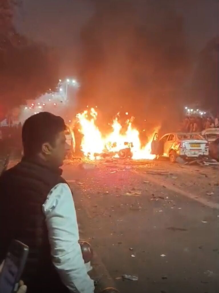 दिल्ली को दहलाने की थी साजिश! लोगों के शव उछल कर कई हिस्सों में बंटे, कई शव गाड़ियों और ऑटो पर गिरे, यह मामूली ब्लास्ट नहीं, हाल ही में पकड़े गए 300 किलो RDX के बाद हुआ हमला, देखें दर्दनाक तस्वीरें