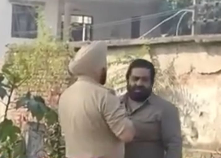 पूर्व पार्षद रोहन सहगल समेत चार लोगों पर हत्या का केस दर्ज होने का मामला: पुलिस ने जिसे फरार बताया वही रोहन सहगल पुलिस मुलाजिमों के साथ दिखा, अपने ही बयानों में घिरी जालंधर पुलिस, पढ़ें