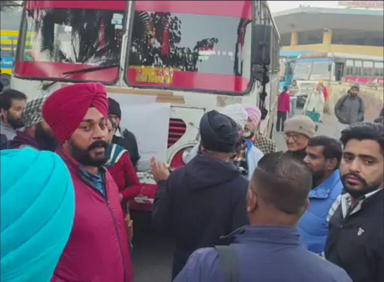 पंजाब रोडवेज कर्मियों के प्रोटेस्ट में बवाल: प्रदर्शन दौरान कर्मचारी ने खुद को आग लगाई तो SHO झुलसा, पटियाला और लुधियाना में पुलिस के साथ झड़प, पढ़ें
