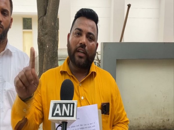 शिव सेना नेता सुनील कुमार बंटी की पत्नी ने थाने के बीच पुलिस सामने युवक के थप्पड़ मारे, पत्नी को भीड़ में छोड़ अंदर भागा बंटी, भारी हंगामा