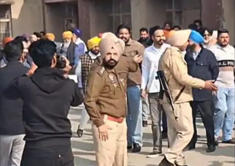 ऑडियो वायरल होने के बाद पंजाब में चुनाव नामांकन दौरान जबरदस्त ड्रामा: उम्मीदवार की फाइल छीन भागा व्यक्ति, आप और कांग्रेस के उम्मीदवारों में थप्पड़ चले, अकाली उम्मीदवार पीटा, जालंधर में दीवार फांद सेंटर पहुंचे AAP और BSP नेता, पढ़ें पूरी खबर