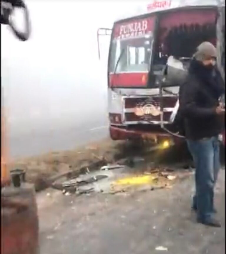 पंजाब में अगले 6 दिन धुंध का अलर्ट: धुंध कारण जालंधर में सवारियों से भरी दो बसों और ट्रक की भीषण टक्कर, बाबा फरीद यूनिवर्सिटी के स्टूडेंट और स्टाफ ले जा रही बस भी सड़क किनारे खड़े ट्रक से टकराई