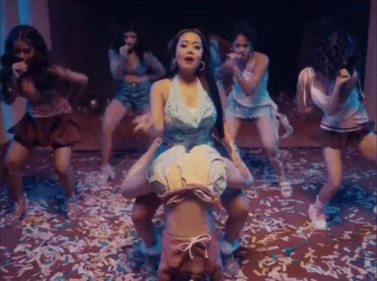 पंजाब की बहु नेहा कक्कड़ का लॉलीपॉप सॉन्ग पर डांस ने विवाद पकड़ा, बॉलवुड सिंगर के इस सॉन्ग पर हो रही ट्रोलिंग