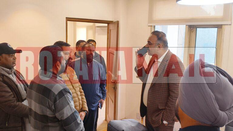 jalandhar News: नगर निगम की लिफ्ट में फंसी हैंडीकैप महिला और हार्ट का मरीज, गुस्साए लोगों ने XEN सहित 2 अधिकारियों को बाहर निकाल ताला जड़ा