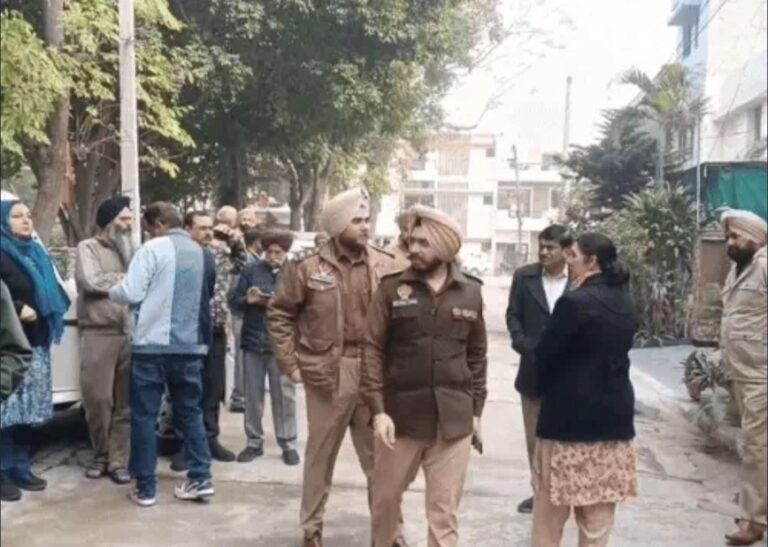 पंजाब में कानून व्यवस्था वेंटिलेशन पर: मोहाली में हाईकोर्ट के एडिशनल एडवोकेट जनरल की पत्नी की घर में घुस कर हत्या, नौकर कुर्सी से बंधा मिला, कैश-गहने लूट ले गए लुटेरे