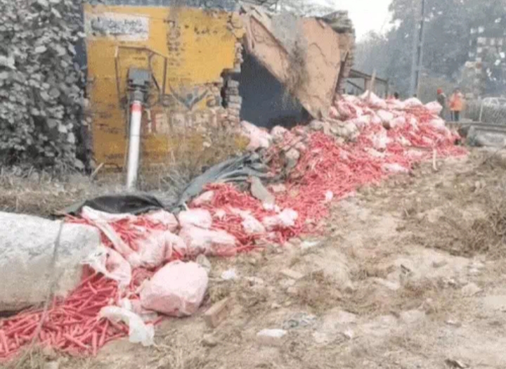 जालंधर में घने कोहरे कारण ट्रक रेलवे ट्रैक की दीवार से टकरा कर पलटा, लगातार धुंध कारण हो रहे हादसों के बाद प्रशासन ने गाइड लाइंस जारी की