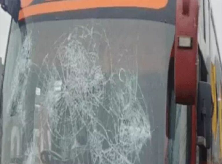 जालंधर में यात्रियों ने तोड़ दिए टूरिस्ट बस के शीशे, जम्मू से दिल्ली जा रही थी, जालंधर में रुकी तो तोड़फोड़ के साथ ड्राइवर और कंडक्टर को भी पीटा