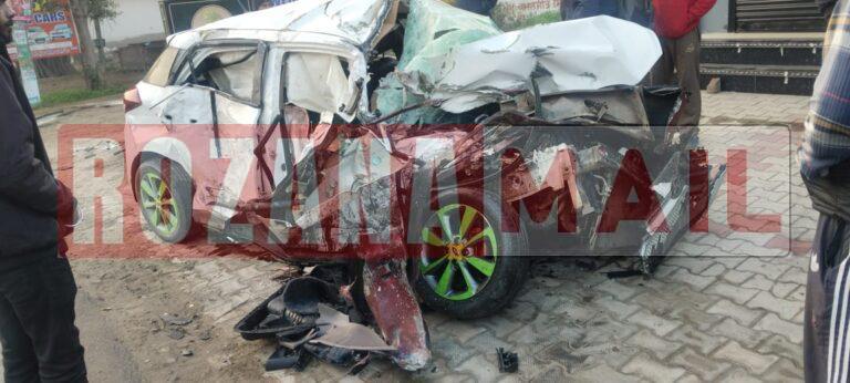 होशियारपुर नजदीक बस और कार की टक्कर में चार लोगों की मौत, मारने वाले चारों भाई भतीजे को विदेश जाने के लिए एयरपोर्ट छोड़ने जा रहे थे, भतीजा भी घायल, कार पलटियां कर झुग्गियों पर जाकर पलटी, देखें तस्वीरें