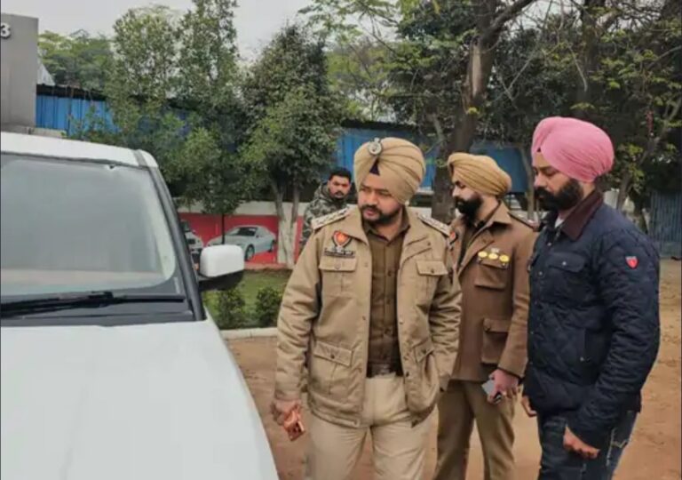 लुधियाना में लग्जरी गाड़ियों के शोरूम पर अंधाधुंध फायरिंग, गोलियां चला कर बदमाश गैंगस्टर के नाम की पर्ची फेंक कर भागे