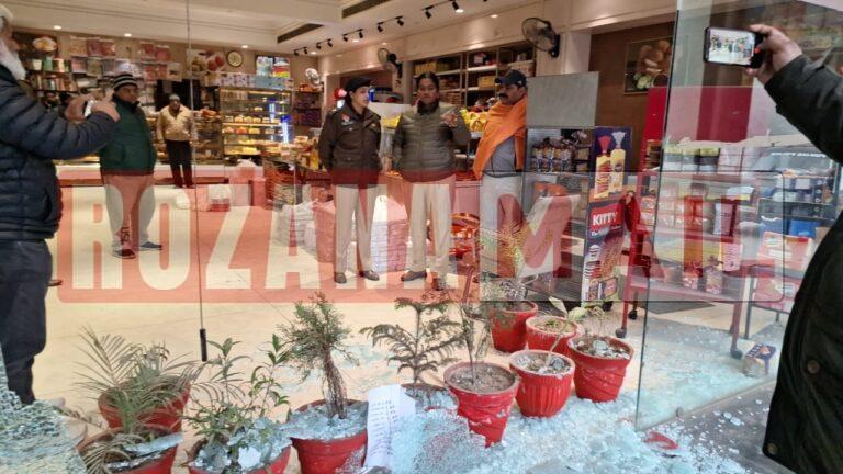 सीएम मान के जालंधर पहुंचने से पहले स्वीट्स शॉप पर फायरिंग, शॉप खुलने के 15 मिंट बाद ही पहुंचे बदमाश, आठ से दस गोलियां चलाई, देखें तस्वीरें