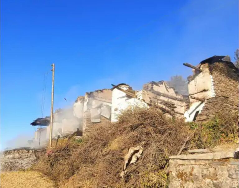 हिमाचल में दर्दनाक हादसा: घर में शार्ट सर्किट से आग लगी, अंदर सो रहे तीन बच्चे और दो महिलाएं जिंदा जली, एक को ही रेस्क्यू कर पाए, 6 लोगों की मौत, पालतू जानवर भी जले