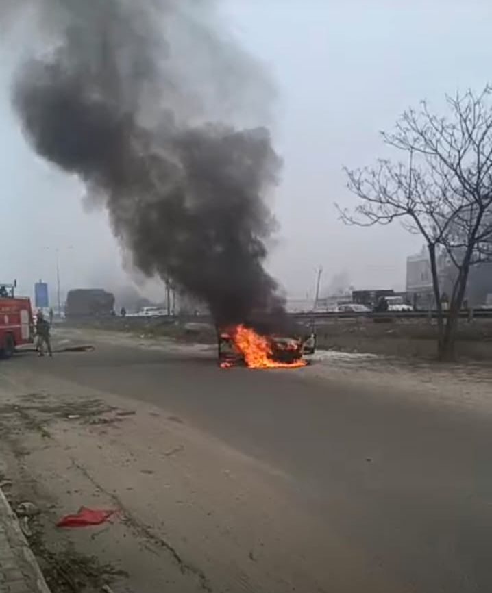 जालंधर के हाईवे पर चलती कार को लगी आग, हाईवे थमा