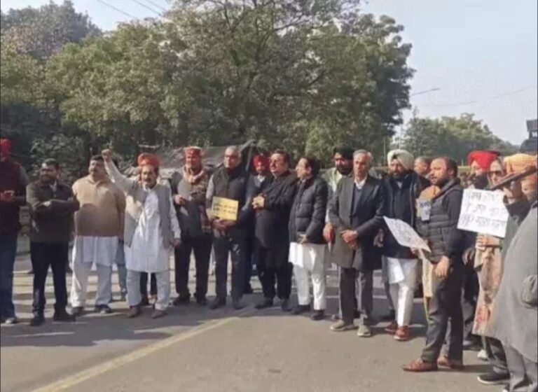 पंजाब के सीनियर भाजपा नेताओं ने सीएम मान का आवास घेरा, सिक्योरिटी ने रोका तो जमीन पर बैठ नारेबाजी शुरू की, पंजाब के हालातों को लेकर किया जा रहा प्रोटेस्ट