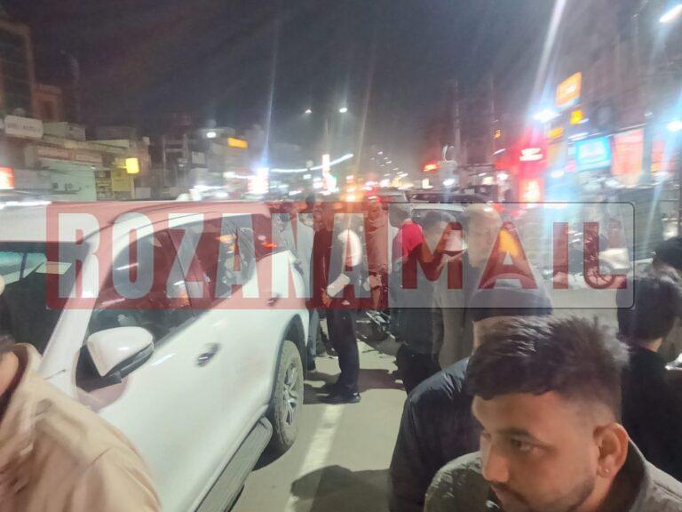 जालंधर के भरे बाजार में फायरिंग, एक्टिवा सवार शूटर्स ने फार्च्यूनर गाड़ी पर फायर किए, गाड़ी चालक ने भी फायरिंग की तो एक्टिवा छोड़ भागे शूटर्स, देखें मौके की तस्वीरें