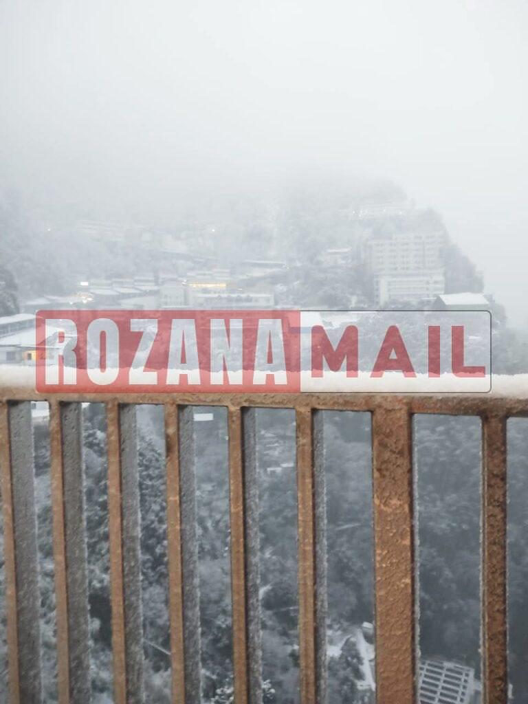 बर्फ की चादर से सजा माता वैष्णो देवी भवन, सीजन की पहली बर्फबारी देख श्रद्धालु झूमे, देखें तस्वीरें