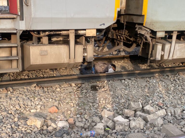 जालंधर में ट्रेन आगे कूदा पत्रकार, मौके पर ही मौत, पुलिस पहुंची, देखें तस्वीरें