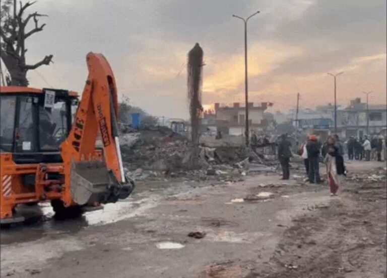 लतीफपुरा में तीन साल बाद फिर से माहौल तनावपूर्ण: कब्जे हटाने के विरोध में लोग वाटर सप्लाई की 150 फीट ऊंची टंकी पर चढ़े, महिला गिरती बची, पंजाब सरकार खिलाफ नारेबाजी, देखें तस्वीरें